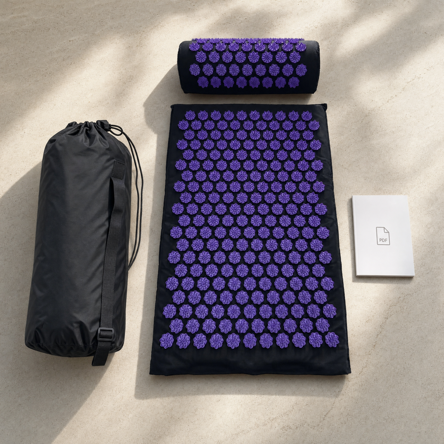 Personne détendue utilisant un tapis d'acupression
